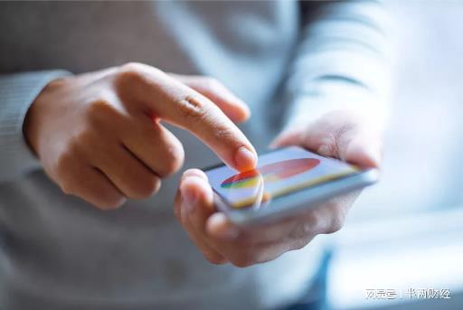 國產(chǎn)手機品牌強勢崛起 前兩月出貨量激增近四成，AI與折疊屏引領(lǐng)未來投資焦點